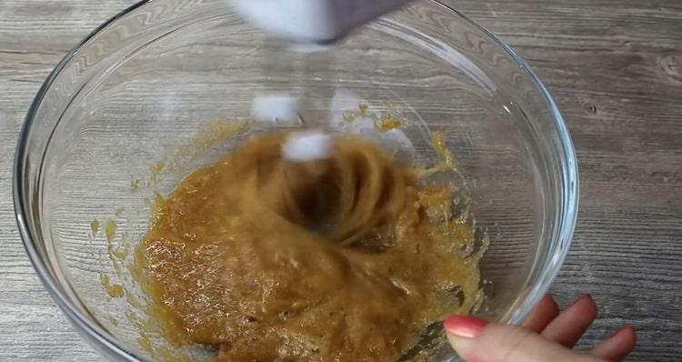 Mix the ingredients to make the pumpkin muffin