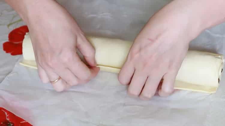 Pour faire des escargots en pâte feuilletée, rouler un rouleau