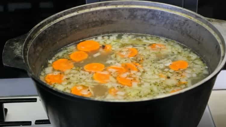 Pour faire une soupe au saumon, combinez les ingrédients du bouillon