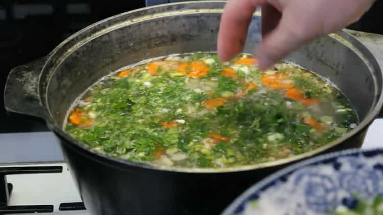 Pour préparer une soupe au saumon, ajoutez des feuilles de légumes au bouillon