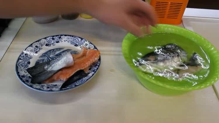 Pour préparer une soupe au saumon, préparez les ingrédients