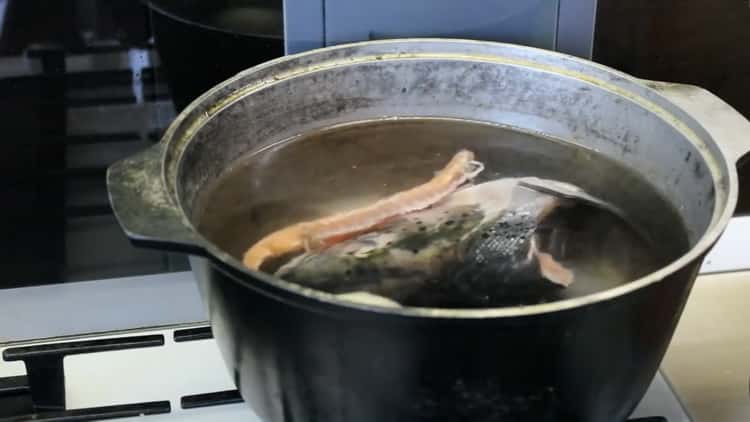 Pour faire cuire la soupe au saumon, faites bouillir le bouillon