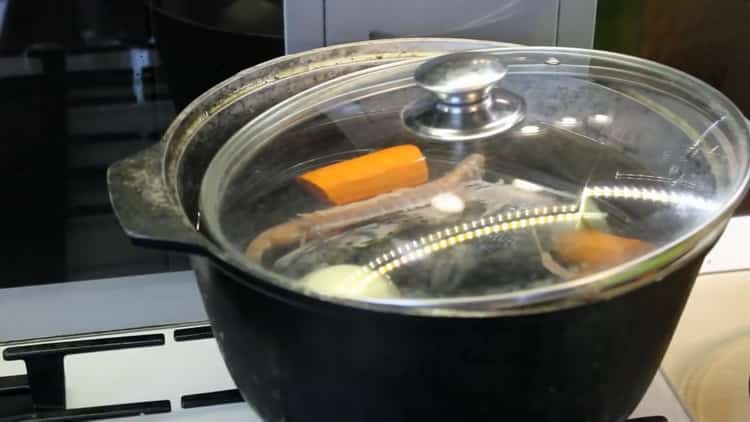 Pour faire une soupe au saumon, faites cuire le bouillon avec du poisson et des légumes