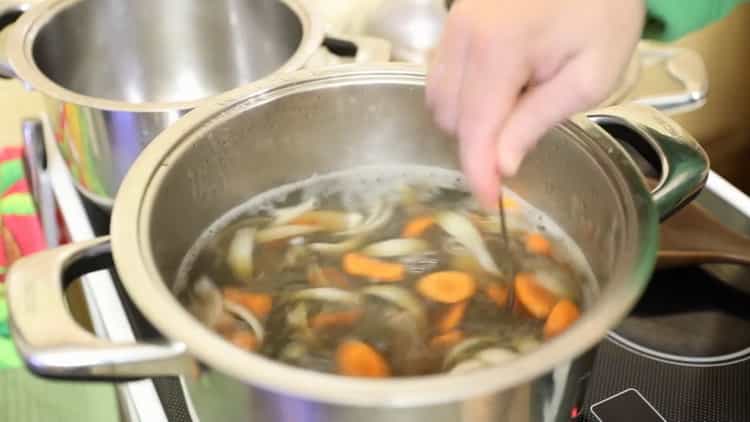 Agregue especias para sopa de zanahorias