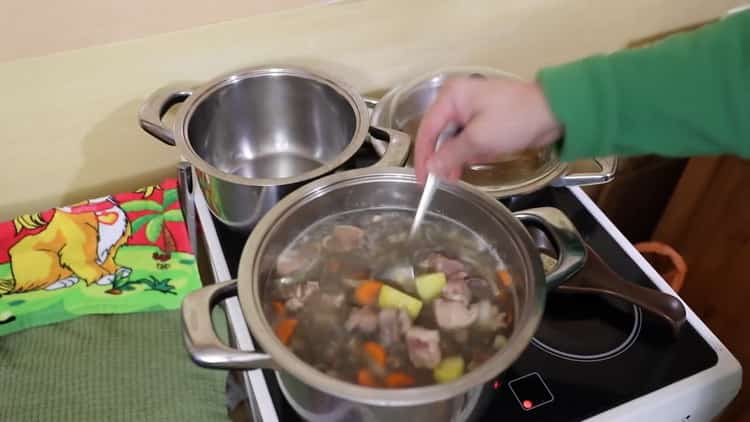 Agregue las papas para hacer sopa de hamburguesas