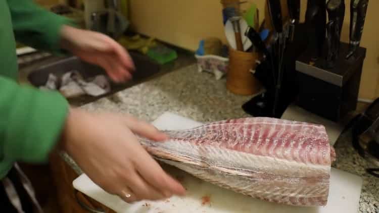 Pour cuire la soupe de poisson de la lotte, couper le poisson