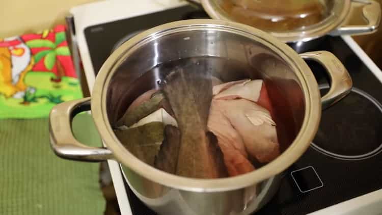 Para cocinar la sopa de pescado de lubina, cocine el caldo