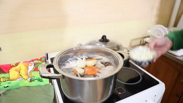 Ajouter des légumes à la soupe de lotte
