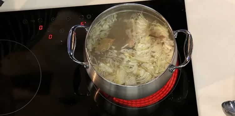 Para preparar la sopa de pescado esterlina, ponga las verduras en el caldo.