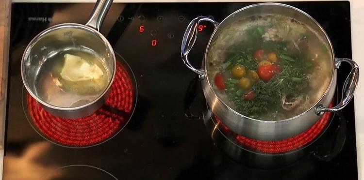 Za pripremu riblje juhe od sterleta stavite sastojke u juhu