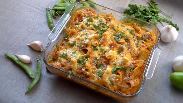 las conchas rellenas de pasta con carne picada en el horno están listas