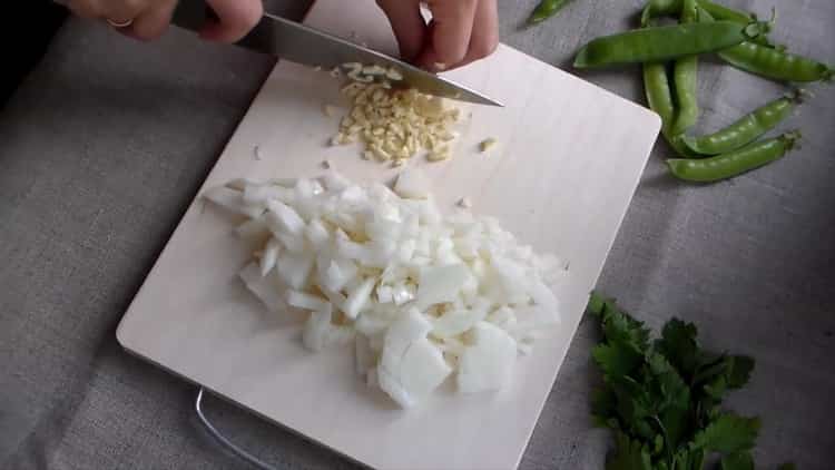 Mezcla los ingredientes para cocinar.