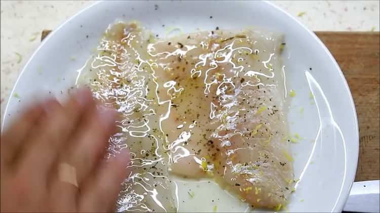 Para cocinar el filete de lucioperca en el horno, vierta aceite de pescado