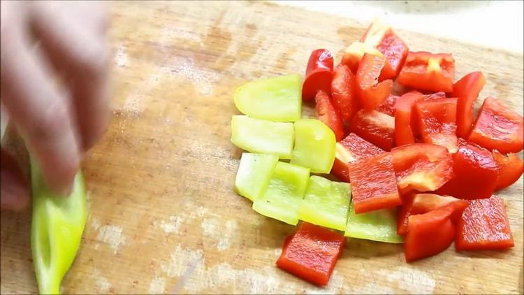 Para preparar el filete de lucioperca en el horno, pique la pimienta