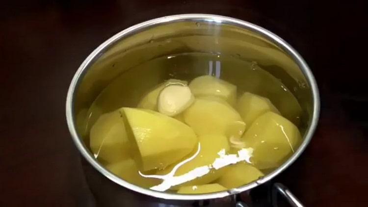 Faire bouillir la purée de pommes de terre pour la cuisson des tortillas finlandaises