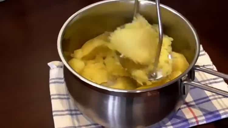 Pour des gâteaux en purée, préparez des pommes de terre en purée