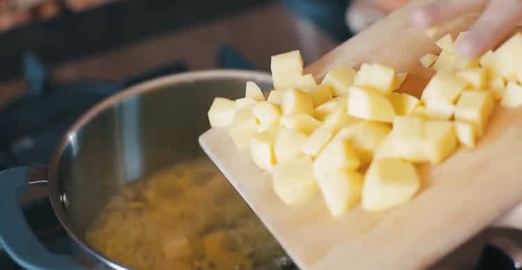 Para hacer una sopa finlandesa de salmón, pique las papas