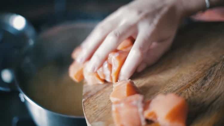 Para hacer sopa de salmón finlandesa, picar pescado