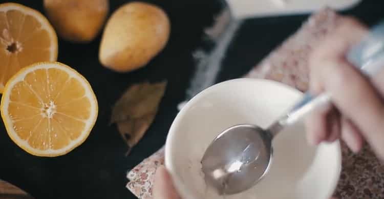 Para hacer una sopa finlandesa de salmón, prepare un aderezo