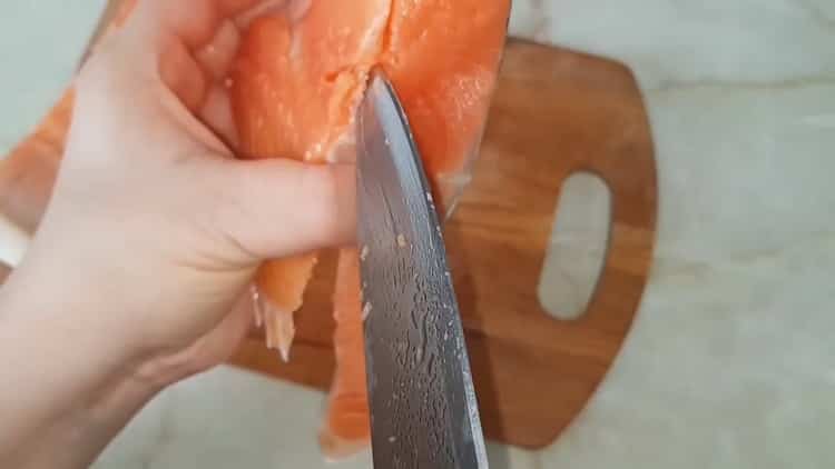 Pour préparer une truite légèrement salée, coupez le poisson