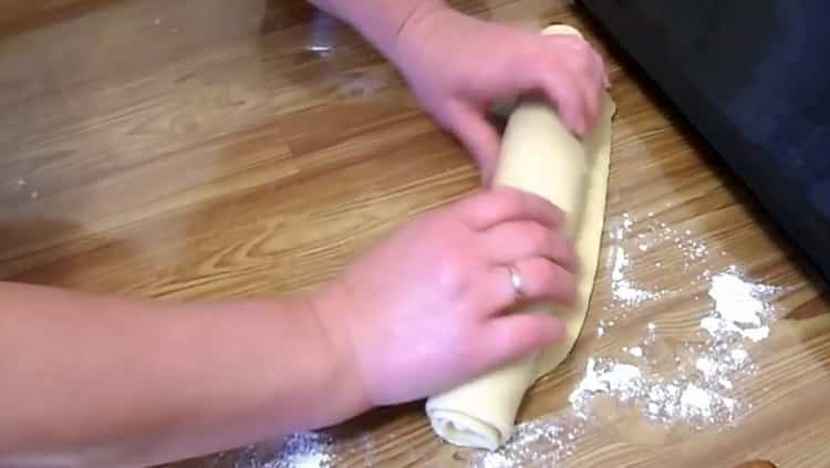 Rouler le pain français pour faire des petits pains français