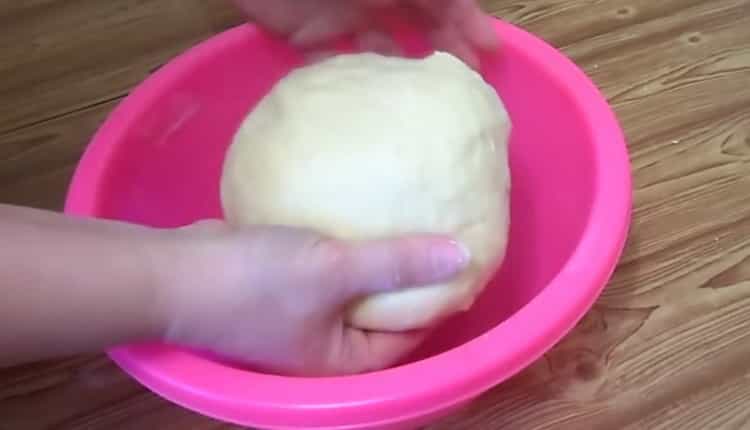 Pétrir la pâte pour faire des petits pains français
