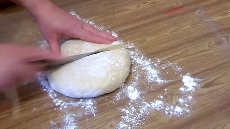 Pour faire des petits pains français, diviser la pâte