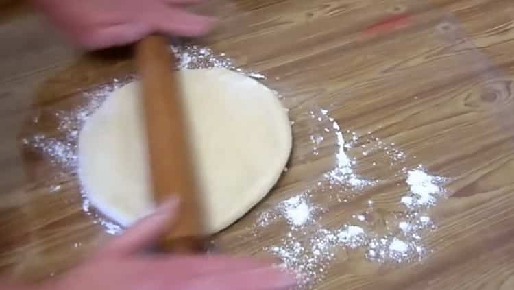 Étaler la pâte pour faire des petits pains français