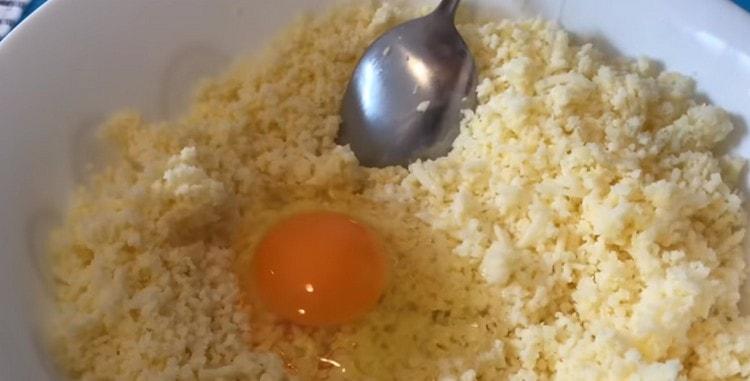 Pour le remplissage, frotter le suluguni sur une râpe, y ajouter l'œuf.