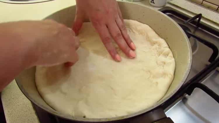 Pour faire khachapuri dans une casserole, préparez une poêle