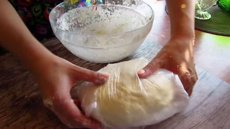 Pour préparer le khachapuri dans une casserole, mettez la pâte dans un sac