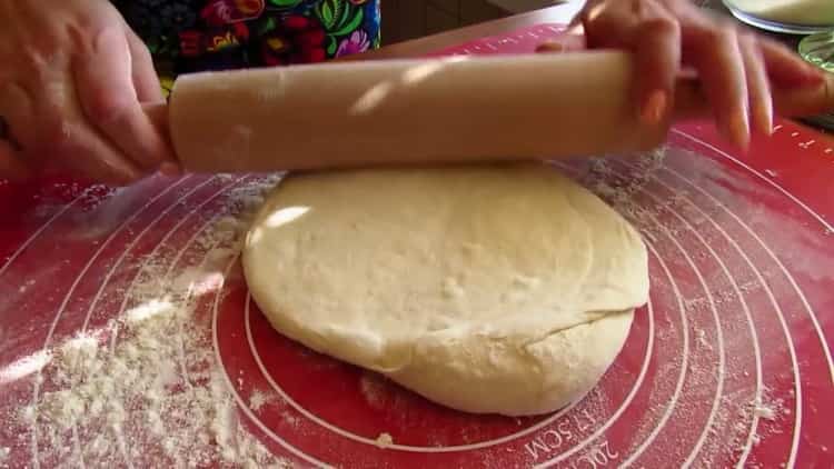 Pour faire khachapuri dans une casserole, étaler la pâte