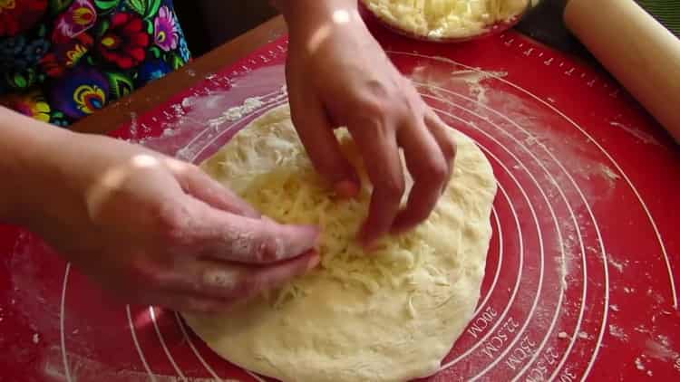 Pour préparer le khachapuri dans une casserole, mettez la farce sur la pâte