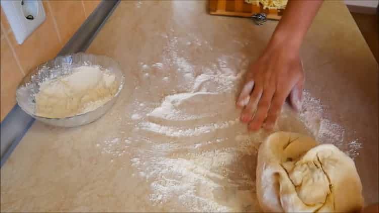 Faire khachapuri en géorgien pétrir la pâte