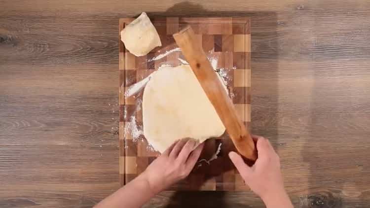 Préparer le khachapuri dans l'Imereti, rouler la pâte