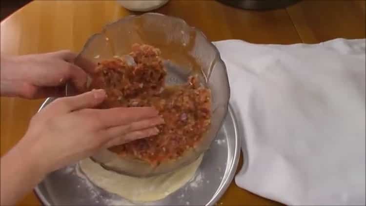 To prepare khachapuri with meat, lay the filling on the dough