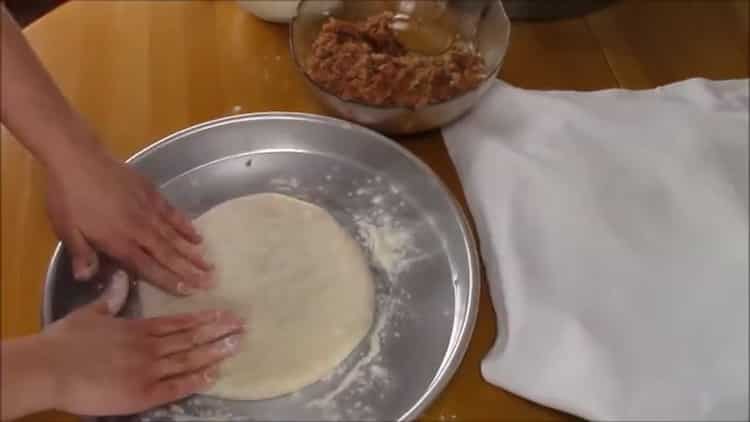 To prepare khachapuri with meat, prepare a form