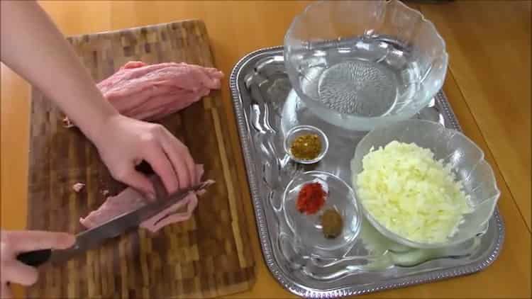 Pour faire du khachapuri avec de la viande, hachez-la