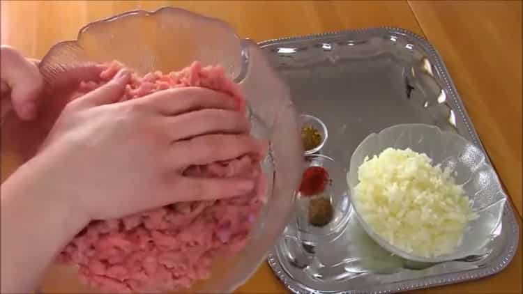 Para preparar khachapuri con carne, prepare los ingredientes para el relleno.