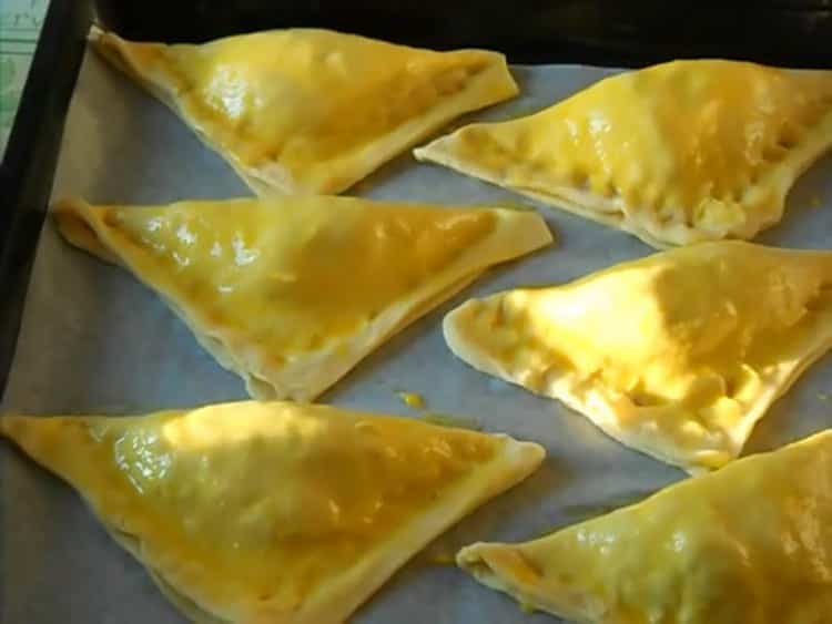 To make khachapuri with puff pastry cheese, grease the dough with an egg