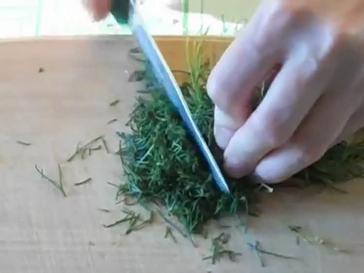 Pour cuisiner le khachapuri avec du fromage en pâte feuilletée, hacher les légumes verts