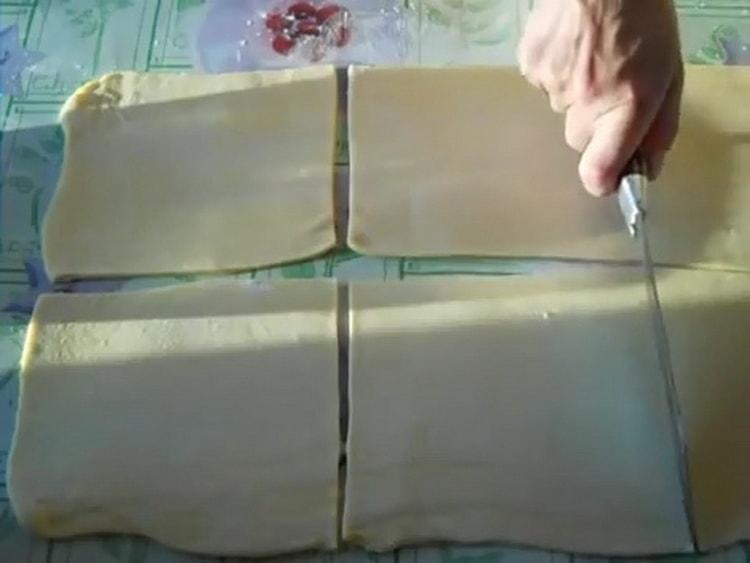 Pour faire du khachapuri avec du fromage à pâte feuilletée, hachez la pâte