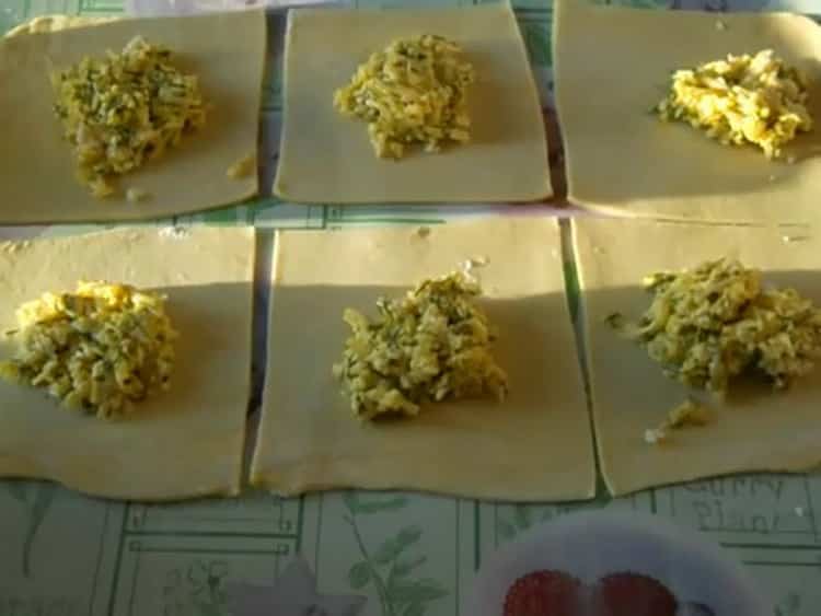 Para preparar khachapuri con queso de hojaldre, ponga el relleno sobre la masa