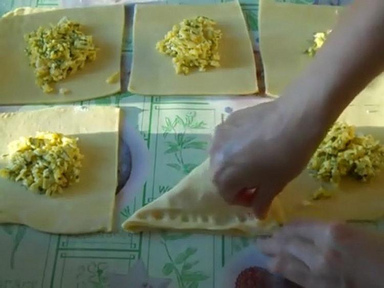 To make khachapuri with puff pastry cheese, seal the dough