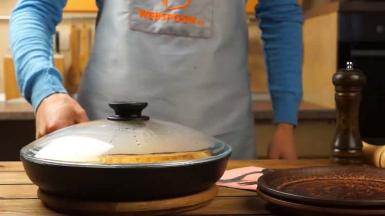 para hacer khachapuri pon la masa debajo de la tapa