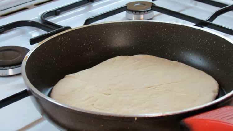 Para hacer khachapuri con requesón y queso, fríe la tortilla