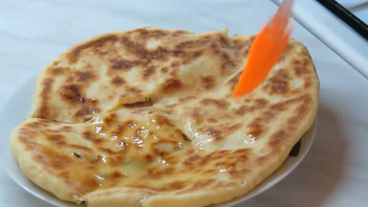 Khachapuri con requesón y queso está listo