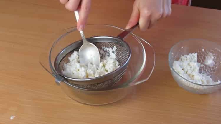 Para hacer khachapuri con requesón y queso, prepare el relleno