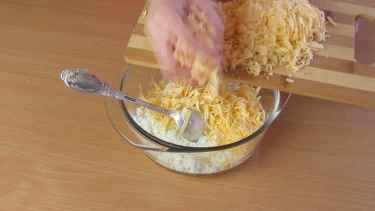 Para preparar khachapuri con requesón y queso, rallar el queso