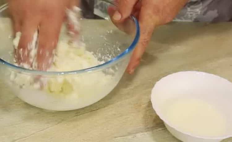 Para hacer khachapuri con huevo y queso, prepare el relleno